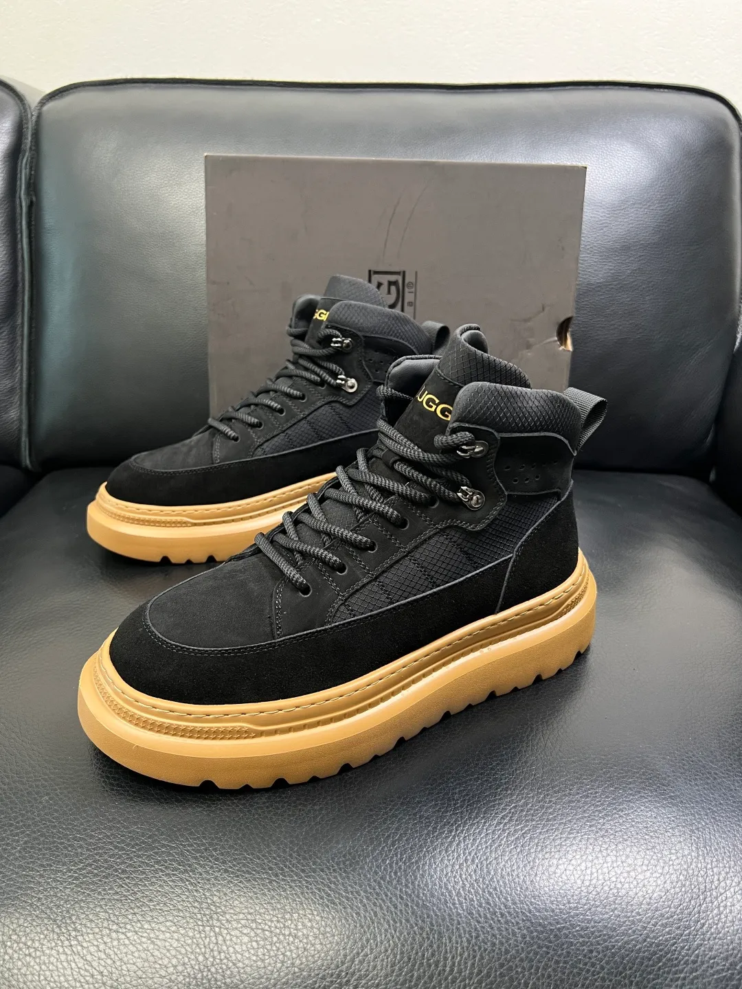 Men's men's shoes 💰740 UGG High-quality top crafts. Original configuration is available at the counter simultaneously. Original cowhide fabric imported from Italy, high-quality splicing technology, fully imported lambswool lining. Sole: Original sole is specially provided by the original factory and is super comfortable. Original factory and single goods are welcome to compare. Size 39-44